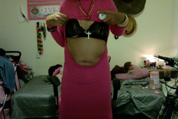 SEXYERICAATHOMEINHERROOM5