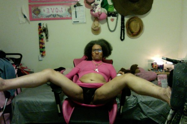 SEXYERICAATHOMEINHERROOM2