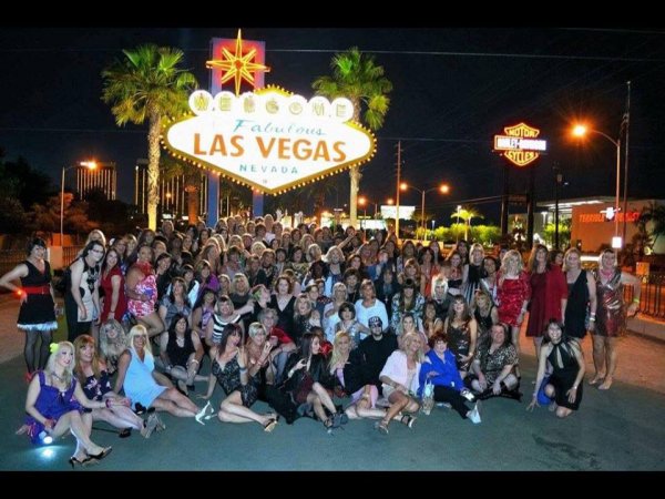 VWS 2017 Las Vegas Sign Group Pic.jpg