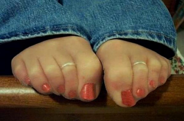 Coral Red toenails